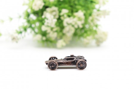Miniatura em prata de carro de corrida clássico