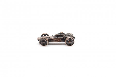 Miniatura em prata de carro de corrida clássico