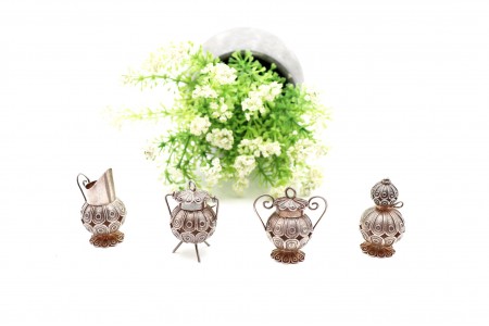 Conjunto de miniaturas em prata relevada de quatro utensílios de cozinha
