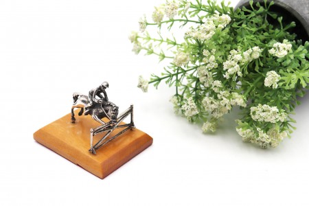 Miniatura em prata de jóquei a cavalo com base em madeira