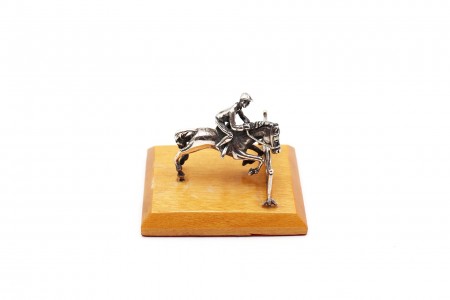 Miniatura em prata de jóquei a cavalo com base em madeira