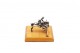 Miniatura em prata de jóquei a cavalo com base em madeira