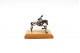 Miniatura em prata de jóquei a cavalo com base em madeira