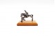 Miniatura em prata de jóquei a cavalo com base em madeira