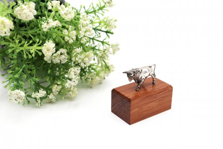 Miniatura em prata de touro em vulto perfeito e base de madeira