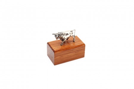 Miniatura em prata de touro em vulto perfeito e base de madeira