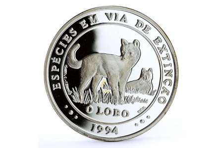 Moeda em prata com Lobos cinzentos no interior de círculo e Escudo com as armas Portguesas e símbolos Heráldicos.