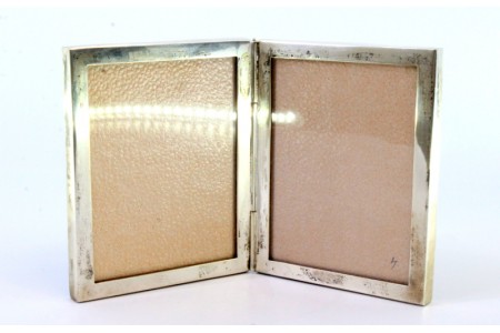 Moldura dupla em prata forrada a madeira.