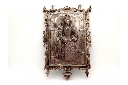 Placa em prata Rainha Isabel I com relevos revelados e aplicações