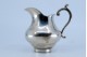 Jarro de água bojudo liso em prata com asa relevada.