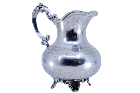Jarro de água em prata com motivos vegetalistas gravados com pega e quatro pés relevados.