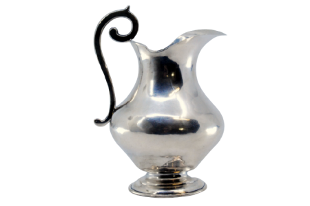 Jarro de água em prata lisa com aplicação na pega e base circular.
