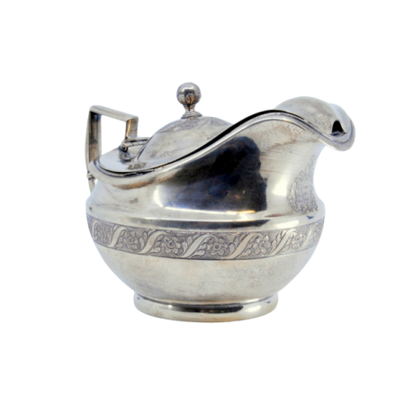 Leiteira em prata com motivos vegetalistas gravados na envolvência e tampa basculante com pomo ao estlio D. Maria.