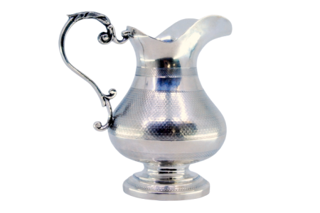 Jarro de água em prata com monograma na pega com relevos e aplicações