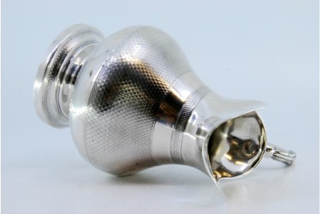 Jarro de água em prata com monograma na pega com relevos e aplicações