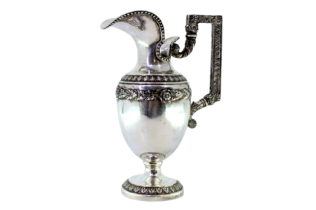 Jarro de água em prata com motivos florais relevados e frisos na envolvência.