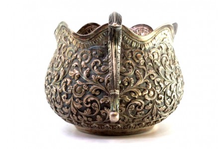 Molheira de prata com motivos florais e vegetalistas relevados, bordo ondeado 