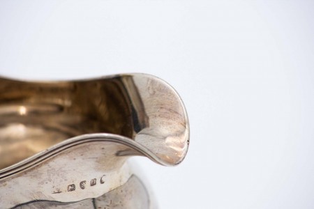 Molheira de prata lisa com relevos e frisos