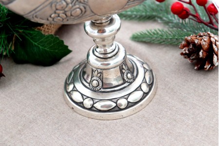 Naveta em prata com relevos florais cartela para monograma e base circular