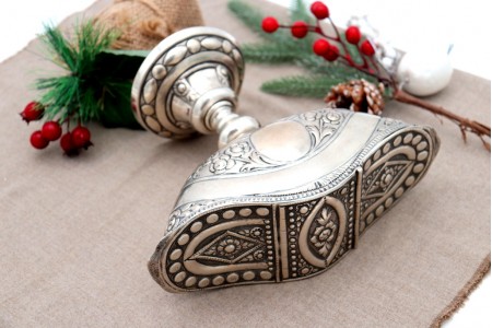 Naveta em prata com relevos florais cartela para monograma e base circular