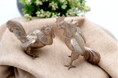 Miniaturas de galos de luta em prata com relevos