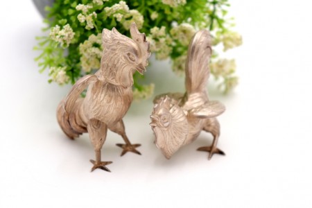 Miniaturas de galos de luta em prata com relevos