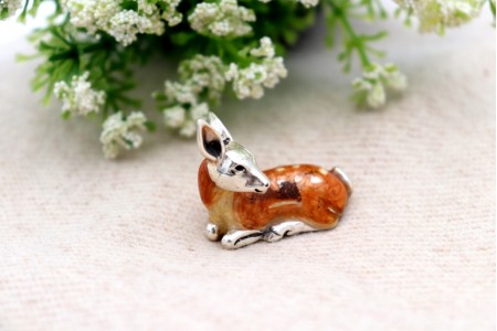 Miniatura de bambi em prata com aplicações de esmalte bicolor