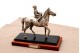  Miniatura de cavalo e jockey em prata de vulto perfeito com aplicações e relevo