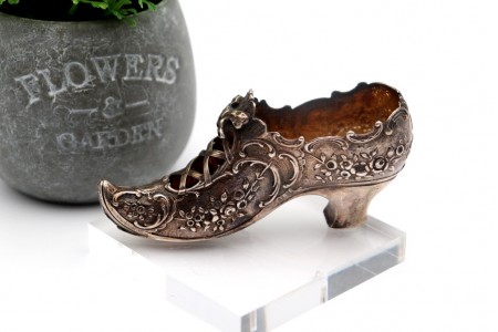 Sapato em prata feminino ao estilo bico de Elfo com relevos florais 