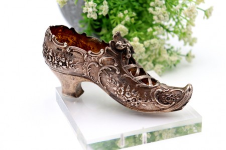 Sapato em prata feminino ao estilo bico de Elfo com relevos florais e interior dourado.