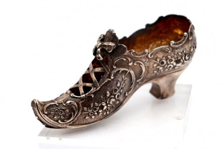 Sapato em prata feminino ao estilo bico de Elfo com relevos florais e interior dourado.