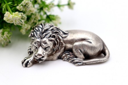 Miniatura de leão deitado em prata com relevos em vulto perfeito