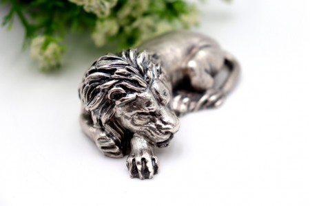 Miniatura de leão deitado em prata com relevos em vulto perfeito