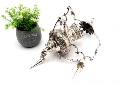 Lampadário em prata com relevos florais com suporte de tecto