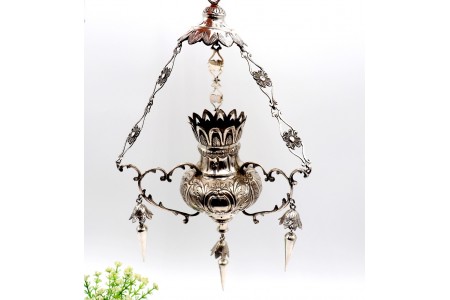 Lampadário em prata com relevos florais com suporte de tecto