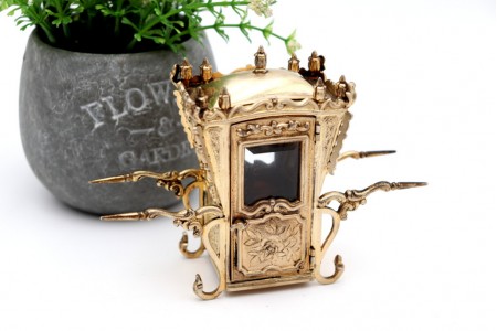 Liteira em prata dourada com relevos e aplicações com portas amovíveis e pintura