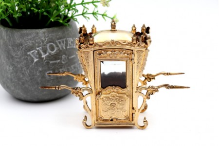 Liteira em prata dourada com relevos e aplicações com portas amovíveis e pintura