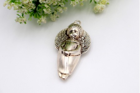 Miniatura de anjo em prata com relevos em vulto perfeito e argola de suspensão