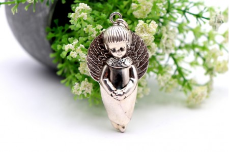 Miniatura de anjo em prata com relevos em vulto perfeito e argola de suspensão