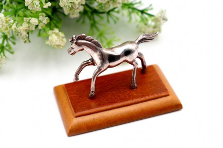 Miniatura de cavalo em prata assente em base de madeira