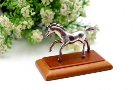 Miniatura de cavalo em prata assente em base de madeira