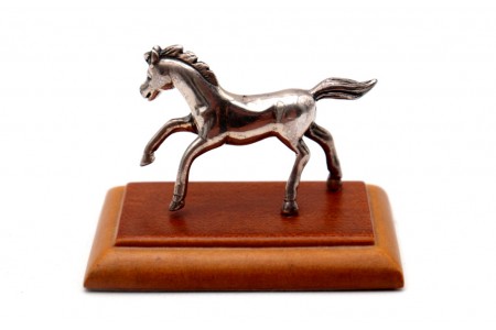 Miniatura de cavalo em prata assente em base de madeira