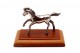 Miniatura de cavalo em prata assente em base de madeira