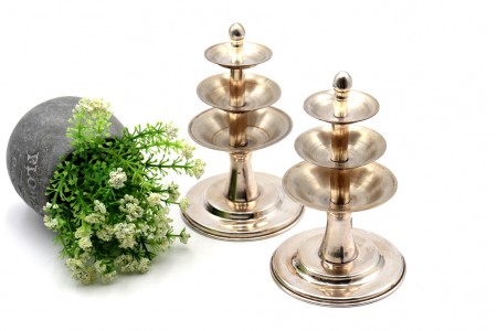 Par de porta Petit Fours com três andares em prata e bases circulares com frisos