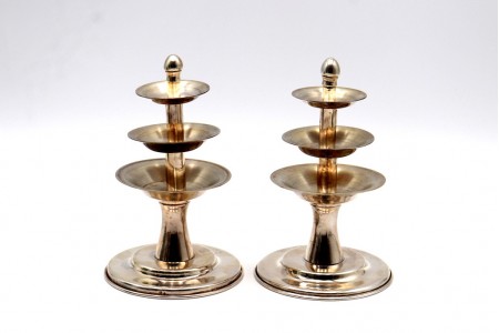 Par de porta Petit Fours com três andares em prata e bases circulares com frisos
