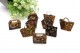 Nove bolsinhas em miniatura de prata dourada com aplicações de esmalte.