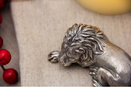 Figura de leão deitado em prata em vulto perfeito.