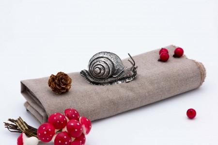 Caracol em prata em vulto perfeito com pedra verde