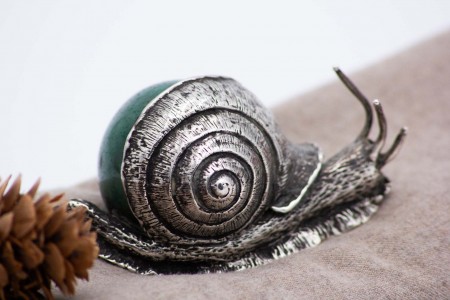 Caracol em prata em vulto perfeito com pedra verde