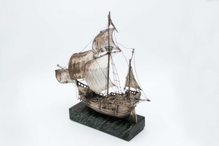 Caravela portuguesa em prata com diversas aplicações de velas, canhões, barris, ninho da gávea, etc, base de suporte em pedra mármore.